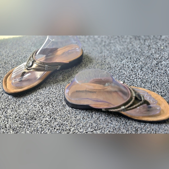 Minnetonka Silverthrone Women Flip Flop Sandals SZ 8 Silver Aztec Tribal Western - Picture 5 of 13